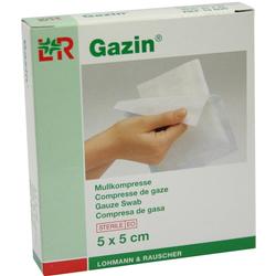 Eine Hand hält eine weiße Mullkompresse vor einer Verpackung.